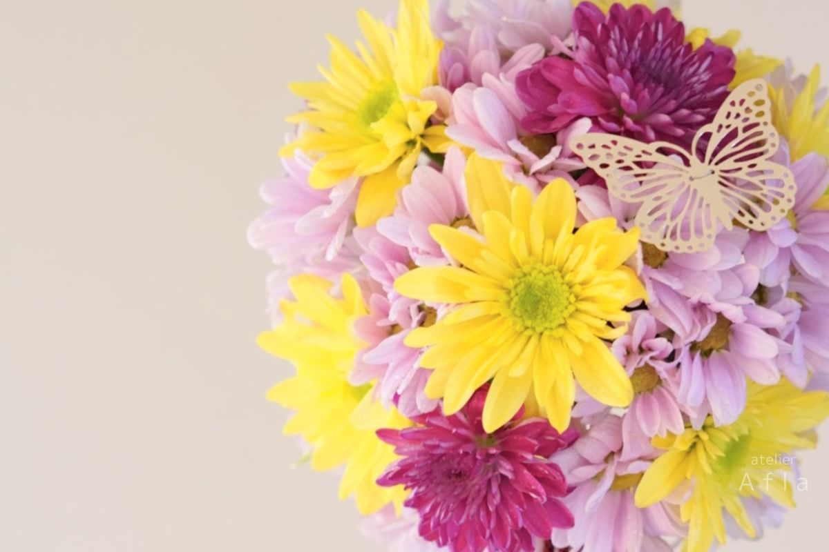 フラワーアレンジメント・スプレーマム（菊）で作ったボールブーケ