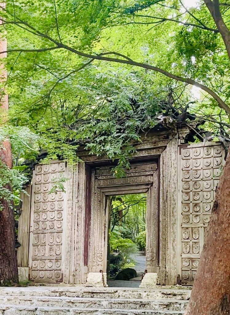 山梨県の河口湖にある美術館観光の画像